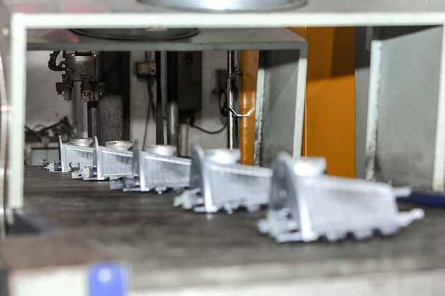 ダイカスト金型費用